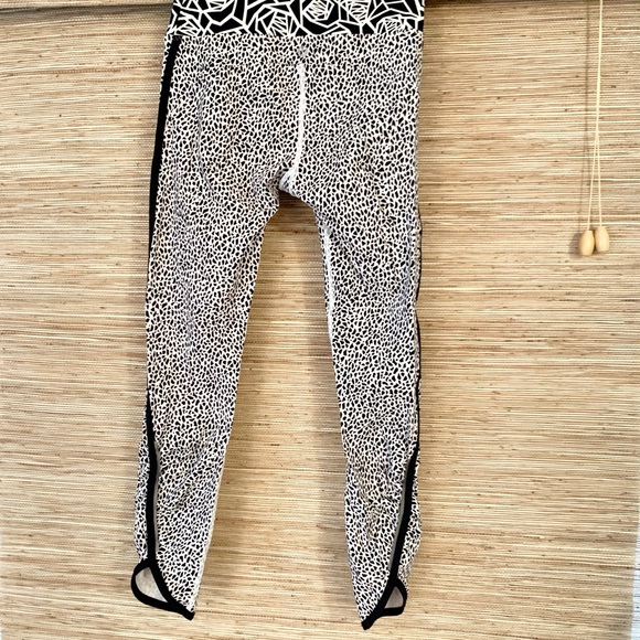 lululemon Geometric Rose Cropped Legging - Picture 2 of 6